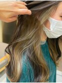 オリーブカラーのイヤリングカラー
