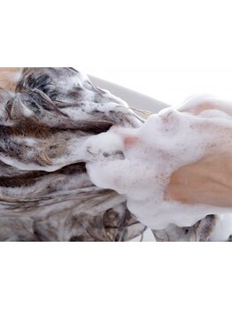 グローバルミルボンの商材を使用◎髪の芯から潤いを与え、頭皮環境を改善。ダメージが気になる方にも♪