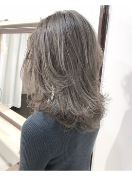 ヘアーアンドアトリエ マール(Hair&Atelier Marl) 【Marl】ハイトーンのフォギーベージュカラーの外国人風セミディ