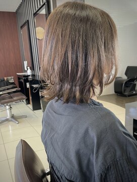 ベランダ ヘア 雰囲気ウルフボブ