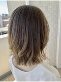 くすみベージュレイヤーカット外ハネくびれレイヤーボブ