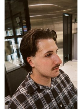 フランクスバーバーザスタンド(Frank’s barber the stand) センターパートテーパーフェードE