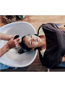 女性スタイリストが贈る、心身ともに癒される至福のヘッドスパ体験♪