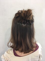 ミルキーベージュのお団子ヘアー！