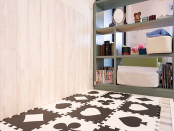 ヘア メイク リザ アリス(Hair Make Liza Alice)の写真/マンツーマンだからお子様連れでも気兼ねなく通える◎施術席近くにキッズスペースあり！