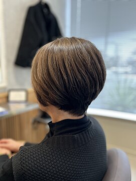 自然に伸びる明るめグレイカラーショート