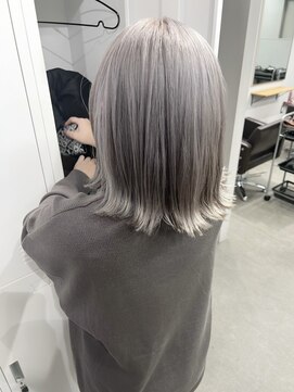 ホワイトシルバーブリーチ＆ダブルカラーチャコールグレー横浜駅