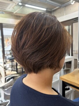 カシー(Casii) 40代、50代からの明るい白髪ぼかしショート