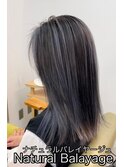 アッシュグレーのナチュラルバレイヤージュ