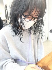 黒髪×ミディアムパーマ
