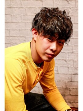 銀座マツナガ 新宿野村ビル店 バーバースタイルが映える、前下がりスパイラルマッシュ