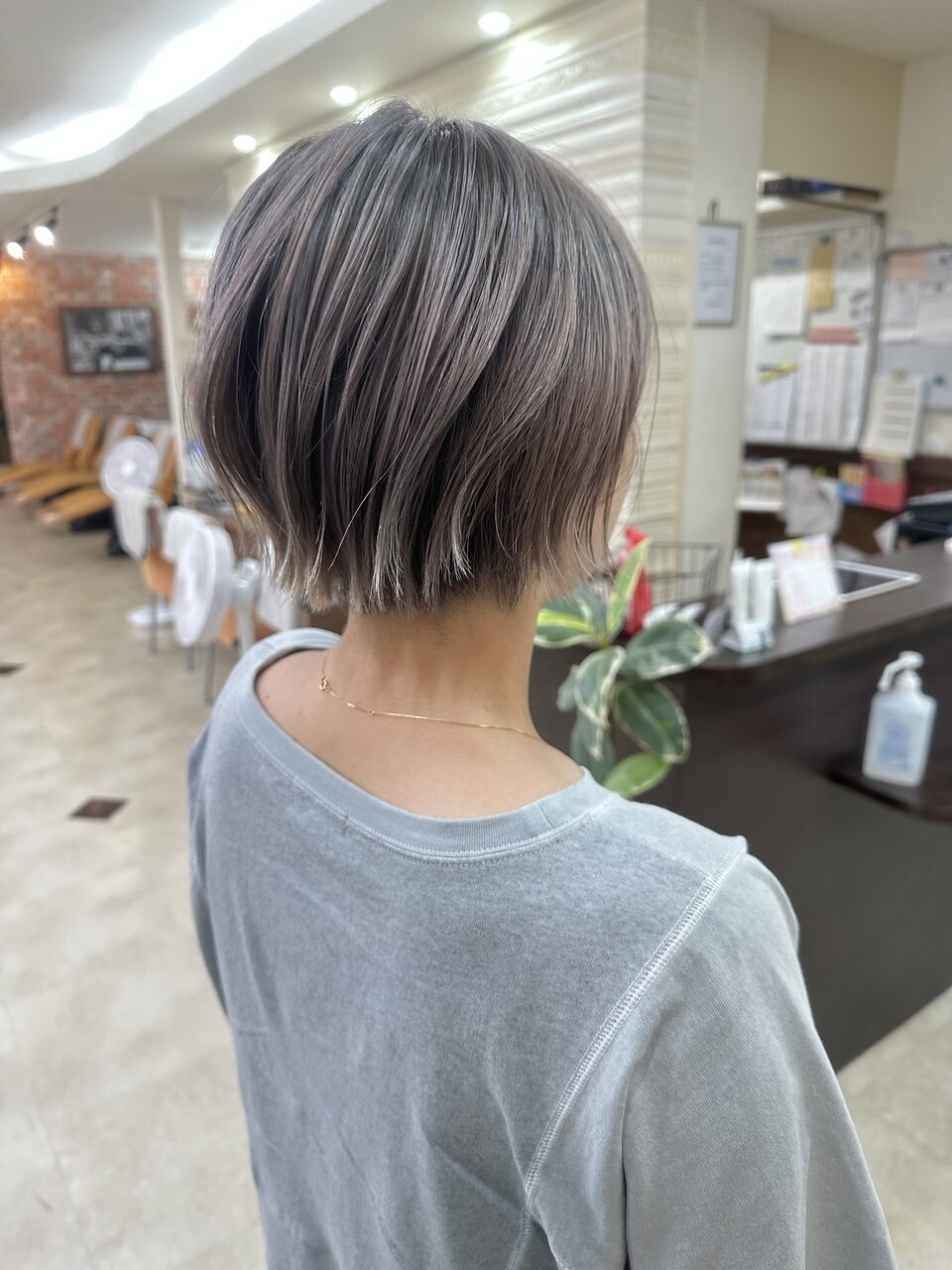 ハイトーン大人ショートボブ。：L190177963｜サラ(SARA)のヘア