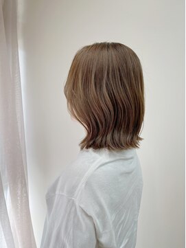 オー(O) ふんわりベージュのミディアムスタイル。