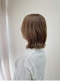 ふんわりベージュのミディアムスタイル。
