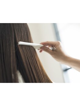 大人気のTOKIOやLebeL  ONE取扱い◎こだわりの商材で、髪の芯から輝く美しい艶髪へと導きます*