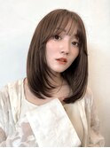 【顔周りのレイヤーで抜け感をプラスした大人ミディ】