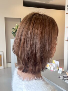 【柔らかく揺れるレイヤーボブ × 透明感ベージュカラー】