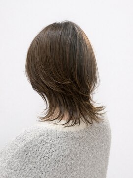 ウォーターリリー(Water Lily) 透け感ベージュのくびれ外ハネレイヤー