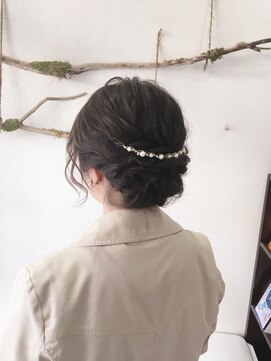 ヘアセットサロンエッジ(Edge) バックカチューシャを使ったシニヨンスタイル