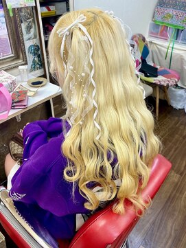 ヘアセットアップス(UP's) 人気の『ハーフツインテールウェーブ巻き』可愛いリボン添え