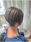 小顔ショートボブ丸みショート×アッシュオリーブ白髪ぼかし