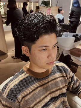 ウノプリールヴァモス(unopulir Vamos) くせ毛風サイドパート大人ツヤ髪パーマ