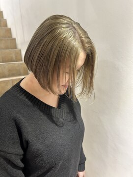 バズ(BUZZ) ダブルカラーでゴールドベージュとボブ★秋山