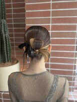 ルームキタハマ(room kitahama)&nbsp;タイトなシニヨンでカチモリヘアアレンジ☆