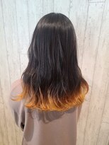 ヘアサロン フラット(hair salon flat) オレンジ×ブラック毛先カラーブリーチロングスタイル波巻