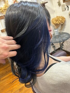 美容室 メザミー MESAMIES インナーカラーブルー×ブラックミディアムサラツヤ髪