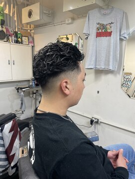 メリケンバーバーショップ フクオカ(MERICAN BARBERSHOP FUK) 波巻き束感ショートツーブロックマッシュアップバングコンマヘア