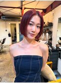 ビビットなハイトーンカラーとワンレングスボブでカジュアルに