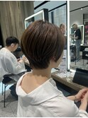 女性らしい、耳掛けショート。