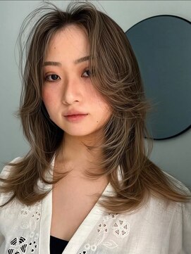 ノラ ウメダ(NORA UMEDA) ハッシュカットレイヤーカットハイライトカラー海外風