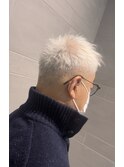 カッコいいグレイヘアに刈り上げを