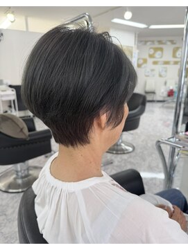 サロンドニケ くびれショートで大人上品に！白髪ぼかしで透明感グレーカラー