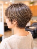 ショートボブ レイヤー アッシュベージュビジネススタイル