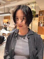 ルーム 烏丸(Room) 長め前髪で作る、動きのあるスッキリショート