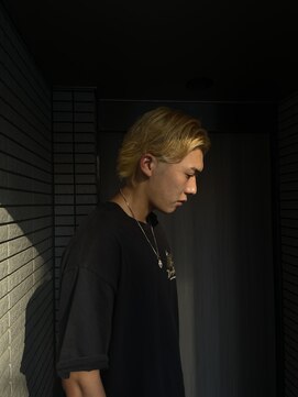 ウェルネス(Wellness) 金髪、ハイトーンカラー、センターパート、スキンフェード