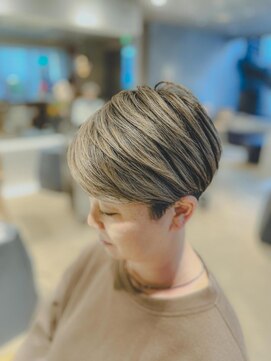 ニーイチイチ(211) ショート内巻きボブ大人ボブネビージュ小顔ワンレン