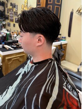 MR.BROTHERS CUT CLUB 福岡店【ミスターブラザーズ カットクラブ】の写真/ミリ単位で刻む、男の矜持。バリカンとハサミで造り込むフェード。時間が経つほどに、色気が際立つ。