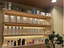 癒髪(yukami)の雰囲気（受付や各席に盆栽が置いています）