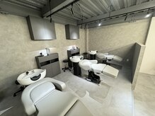 【来店の流れ7】●シャンプー●[負担のないフルフラット式のシャンプー台で最高のリラックスタイム] [茨木]