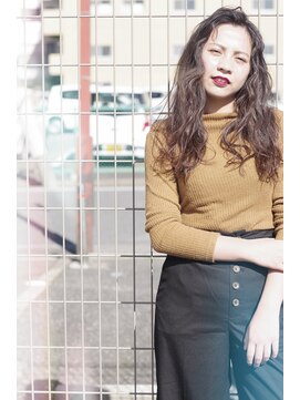 ソラ(sora) くせ毛が得意な美容室 くせ毛のランダムウェーブクールロング