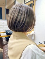アヴァロン(AVALON) 大人ショートボブ、白髪ぼかしハイライト、丸みくびれ【BISA】