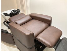 【地域最速!!シャンプーボウル一体型のセットイスです】フルフラットの寛げるシャンプーが自慢