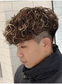 スペインカールハイライト刈り上げツーブロックショートマッシュ
