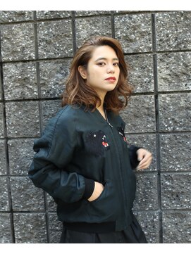 バスキア(BASUKIA) ミディアム　ウェーブ　スタイル