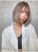 ラベージュ×ストレートボブ×ハイトーンカラー
