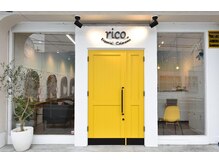 リコ(rico.)の雰囲気（心を弾ませる黄色い扉がトレードマーク）